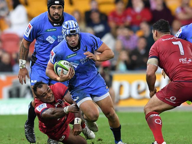 Luke Burton of the Western Force (centre) negotiates Queensland Reds defence during their Round 14 Super Rugby game at Suncorp Stadium in Brisbane, Friday, May 26, 2017. (AAP Image/Dan Peled) NO ARCHIVING, EDITORIAL USE ONLY