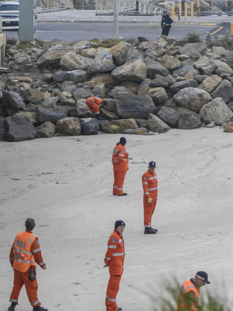 SES on the scene at West Beach. Picture: NCA NewsWire / Roy VanDerVegt