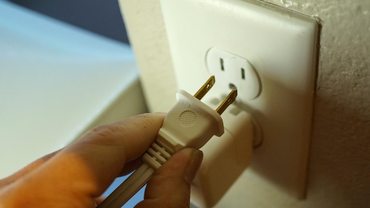 US electrical ports don't have on and off buttons.