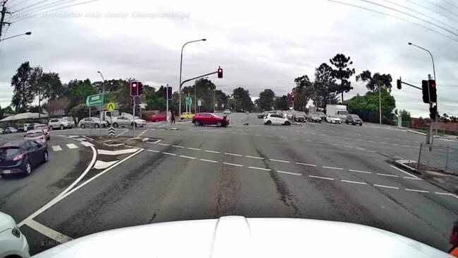 Driver barrels through red light after 17 seconds