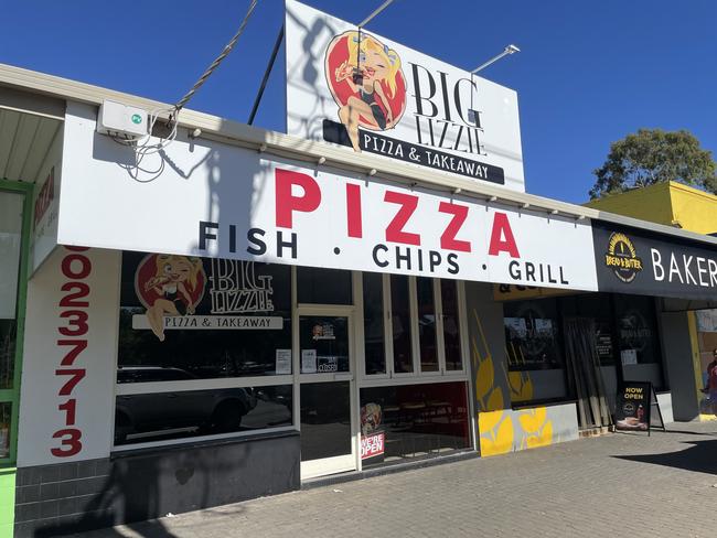 Big Lizzie Pizza shopfront and sign Mildura