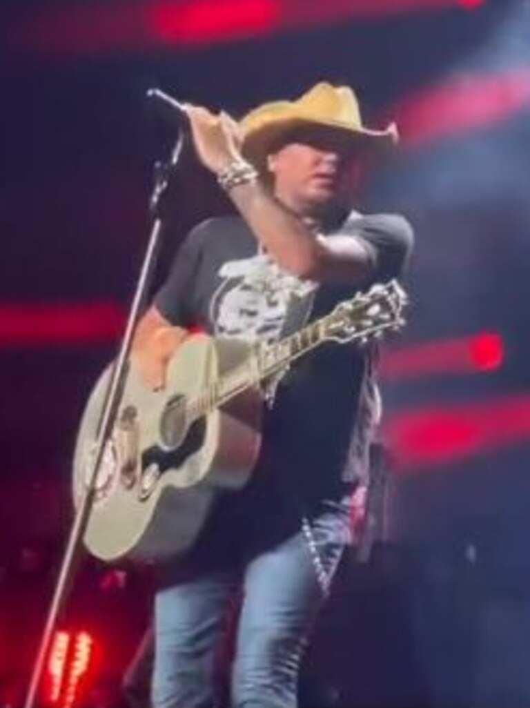 Jason Aldean stops his show …