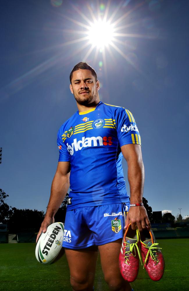 Jarryd Hayne will auction a playing jersey and boots in support of Curtis  Landers