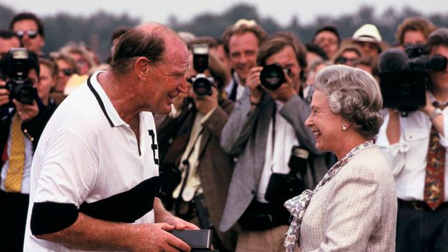 AFWG57 QUEEN ELIZABETH II talkING TO KERRY PACKER POLO MATCH AT WINDSOR GREAT PARK. Image shot 1980. Exact date unknown.