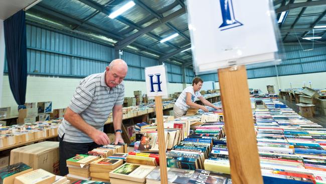 Coffs Harbour Rotary Club South Bookfest preview: David and Kathy Hassall come all the way from Mollymook on the South Coast to help friends set up at Bookfest.Photo: Rob Wright / The Coffs Coast Advocate