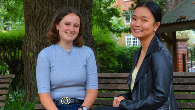 Ravenswood’s School Captain Vivienne Yang (R) and Environment Captain Zia Bohm (L) both achieved maximum marks in the IB or 45 out of 45.