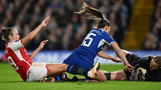 Caitlin Foord of Arsenal has a shot saved by Hannah Hampton of Chelsea. (Photo by Justin Setterfield/Getty Images)