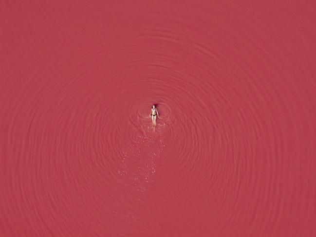 Photo by Wellington Rodrigues / National Geographic Nature Photographer of the Year contest Sea and Salt. Spain has many impressive landscapes , one of the most amazing are the salty pink lakes in Torrevieja. Two beautiful salt lakes: a blue-green one called La Mata lagoon and the other, of an impressive pink colour, known as Torrevieja lagoon; both connected to the sea by canals.