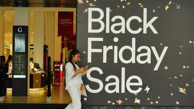 MELBOURNE AUSTRALIA - NewsWire Photos NOVEMBER 29, 2024: People are seen shopping in MelbournePicture: NewsWire / Luis Enrique Ascui