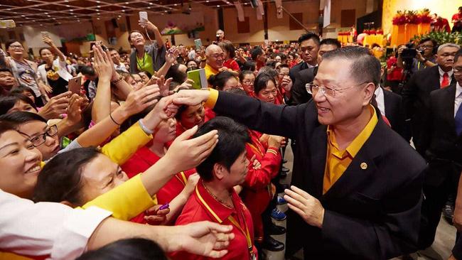 Master Lu, whose religion has come under attack from Beijing, meets a group of his followers.