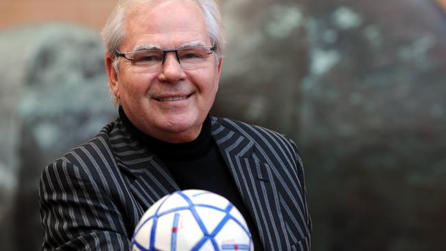 Much loved Australian sports broadcaster Les Murray has died, aged 71.