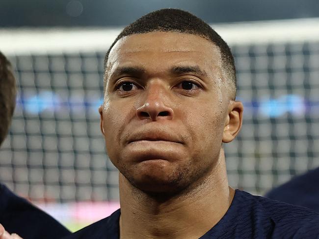 TOPSHOT - Paris Saint-Germain's French forward #07 Kylian Mbappe (C) applauds at the end of the UEFA Champions League semi-final second leg football match between Paris Saint-Germain (PSG) and Borussia Dortmund, at the Parc des Princes stadium in Paris on May 7, 2024. (Photo by FRANCK FIFE / AFP)