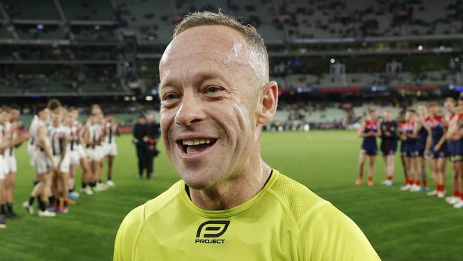 NCA. MELBOURNE, AUSTRALIA. August 23  2024. AFL Round 24. Melbourne vs Collingwood at the MCG.   Retiring umpire Ray Chamberlain gets a guard of honour after umpiring his last game   . Pic: Michael Klein