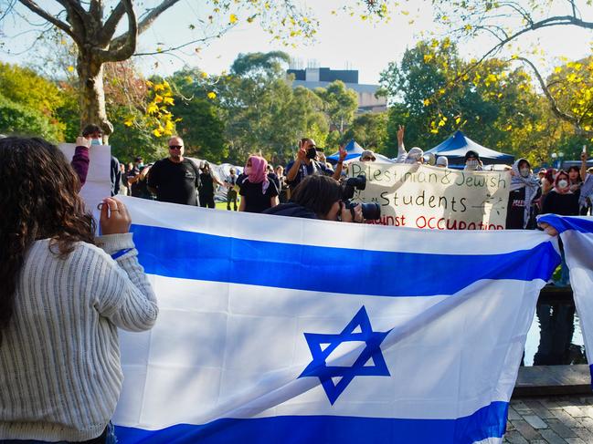 Jewish demonstrators face off against Pro-Palestinian protestors at Melbourne University. on Thursday 2 May 2024. Photo Luis Enrique Ascui