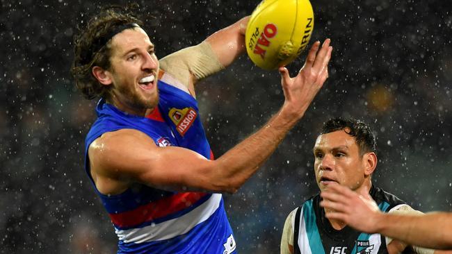 Marcus Bontempelli of the Bulldogs handballs during the Round 15 AFL match between Port Adelaide Power and the Western Bulldogs at Adelaide Oval in Adelaide, Saturday, June 29, 2019. (AAP Image/Sam Wundke) NO ARCHIVING, EDITORIAL USE ONLY