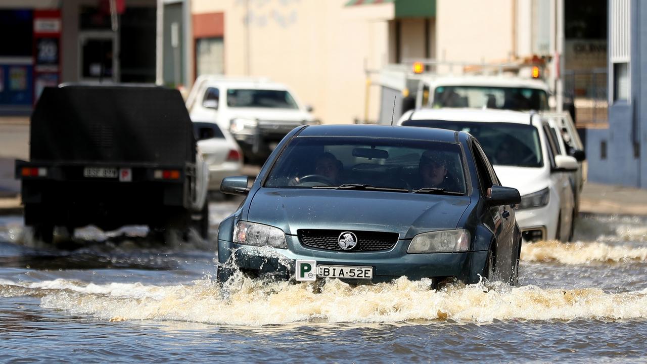 Forbes faced with major flood as rivers peak across state | news.com.au ...