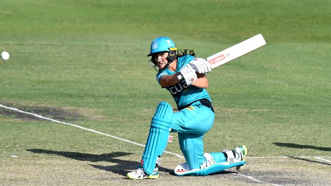 BRISBANE, AUSTRALIA — OCTOBER 27: Amelia Kerr of the Heat hits the ball to the boundary for a four during the Women's Big Bash League match between the Brisbane Heat and the Hobart Hurricanes at Allan Border Field on October 27, 2019 in Brisbane, Australia. (Photo by Bradley Kanaris/Getty Images)