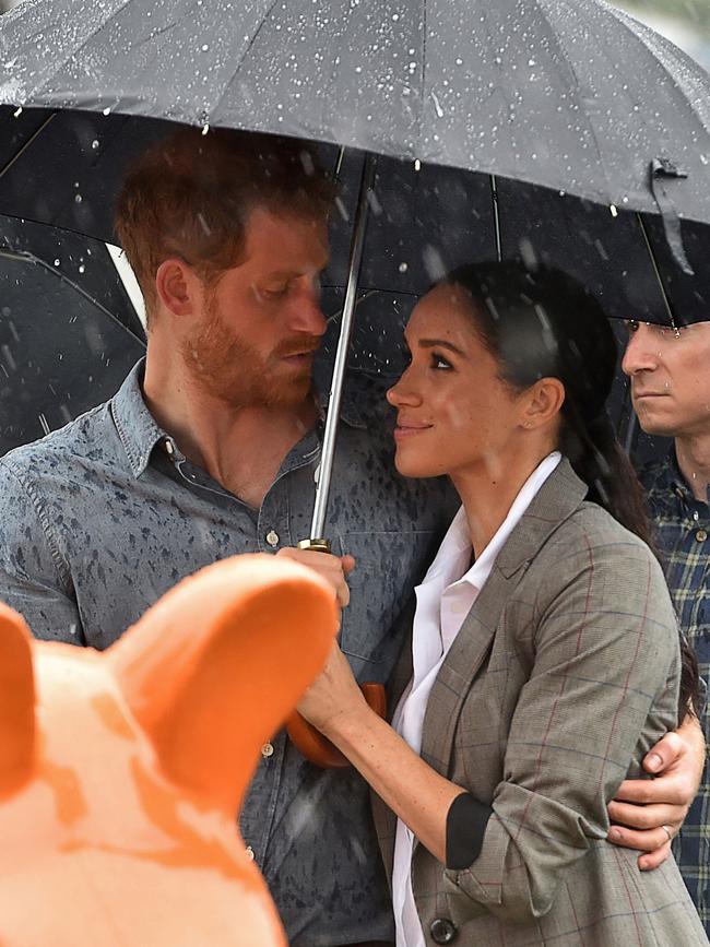 The loved-up couple shelter from the rain in Dubbo. Picture: AFP