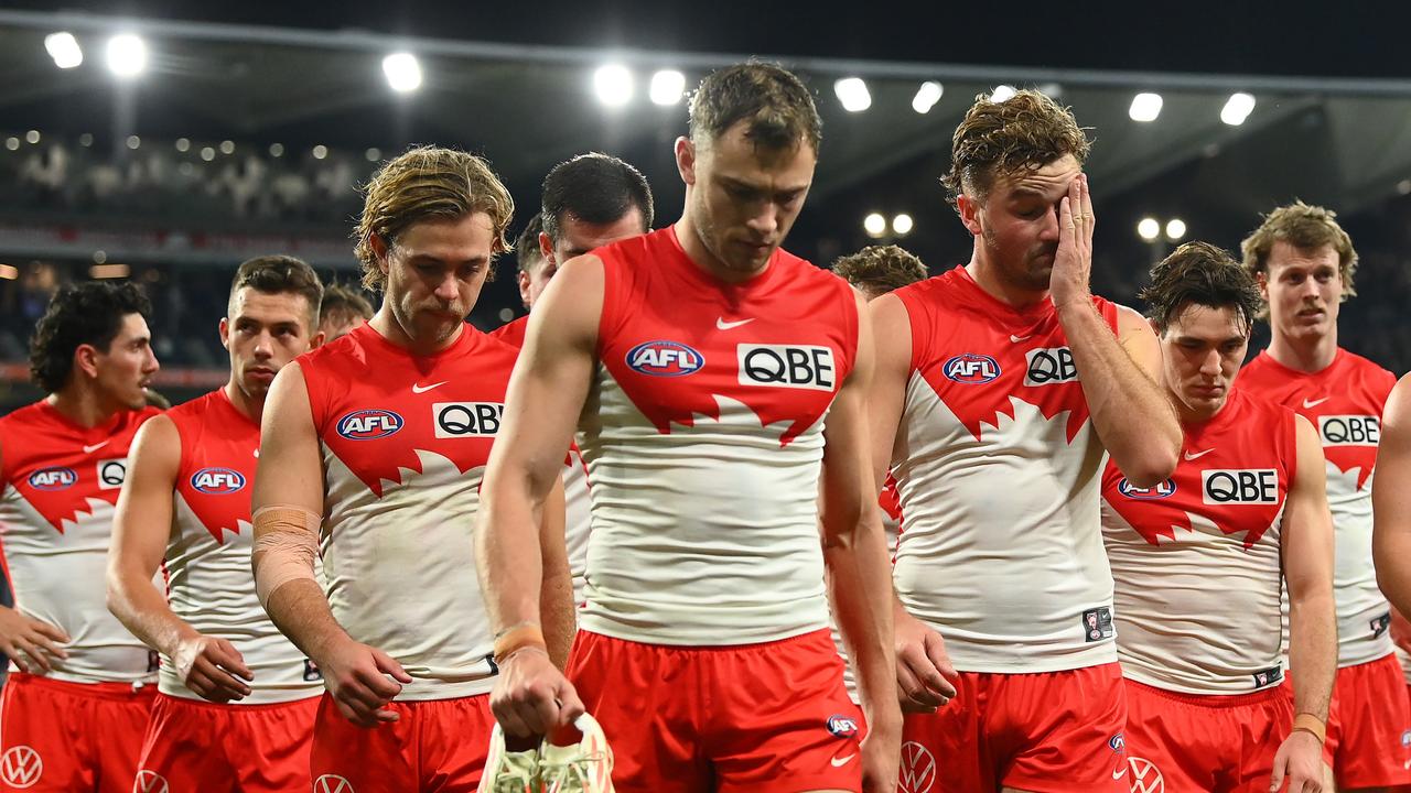 GEELONG, AUSTRALIA - APRIL 22: The Swans look dejected after losing the round six AFL match between Geelong Cats and Sydney Swans at GMHBA Stadium, on April 22, 2023, in Geelong, Australia. (Photo by Quinn Rooney/Getty Images)