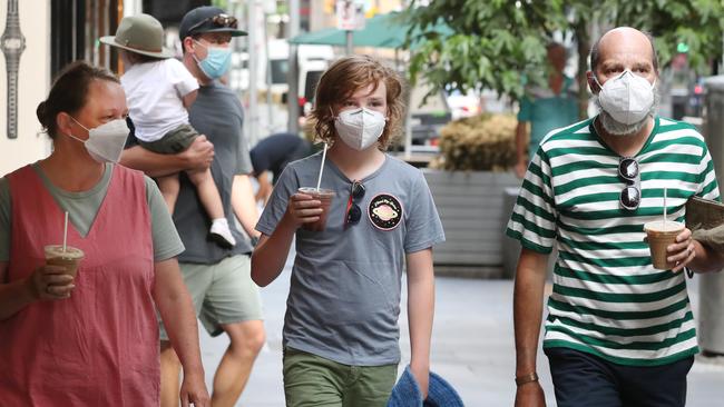 MELBOURNE, AUSTRALIA - NewsWire Photos, JANUARY 24, 2022. People are seen wearing masks in Flinders Lane during an ongoing COVID outbreak in Victoria. Picture: NCA NewsWire / David Crosling