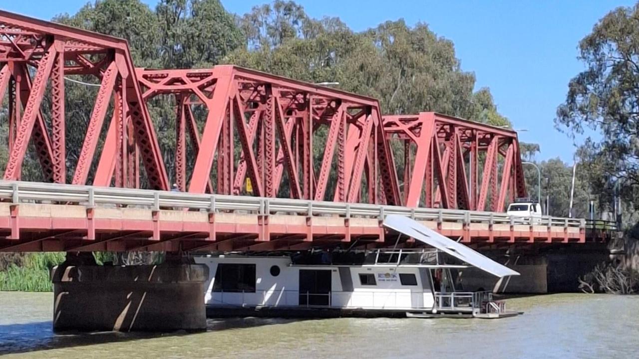 Houseboat hits troubled waters under River Murray bridge