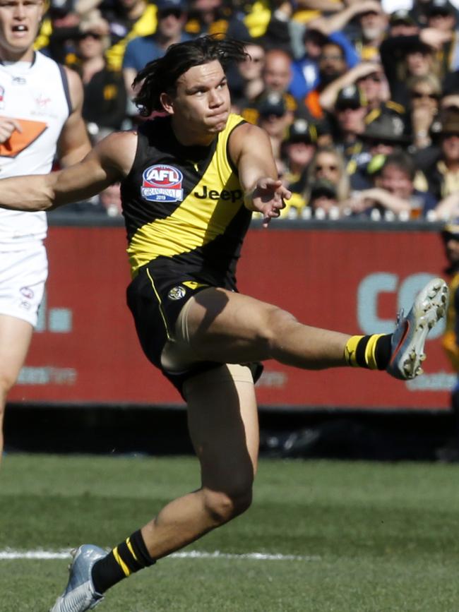 Daniel Rioli kicks a goal just below the siren. Picture: David Caird