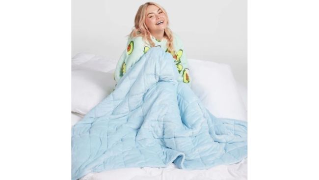 Oodie Blue Weighted Blanket Bundle. Image: The Oodie