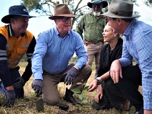 Sunshine Coast Mayor Mark Jamieson and Noosa MP Sandy Bolton take part in tree plantings offsets for Energex at  Doonan Creek Environment Reserve.