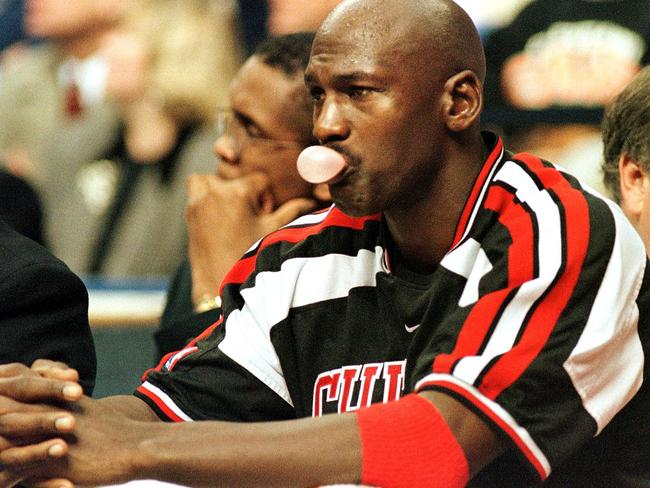 Chicago Bulls guard Michael Jordan watches the final minutes of the fourth quarter of the game against the Cleveland Cavaliers from the bench 11 November at Gund Arena in Cleveland, OH. The Cavaliers held Jordan to 19 points and six rebounds as they defeated the Bulls, 101-80.   AFP PHOTO/Kimberly BARTH (Photo by KIMBERLY BARTH / AFP)