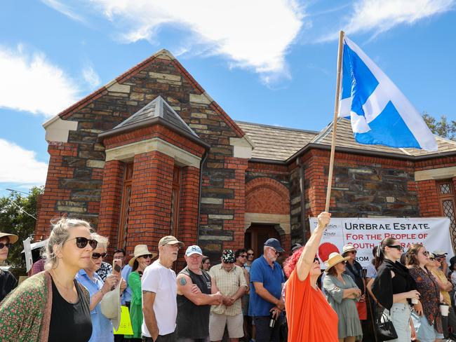 ADV NEWSSave Waite Gatehouse protest.Cross Rd, UrrbraeImage/Russell Millard