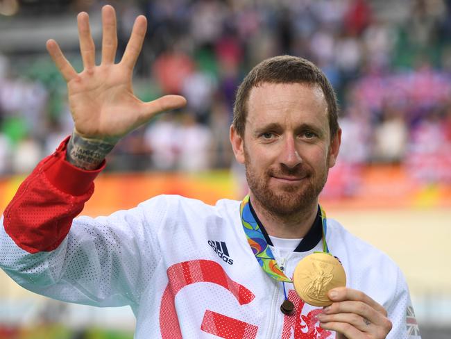 TOPSHOT - Gold medallists Britain's Bradley Wiggins poses on the podium after the men's Team Pursuit finals track cycling event at the Velodrome during the Rio 2016 Olympic Games in Rio de Janeiro on August 12, 2016. / AFP PHOTO / Eric FEFERBERG