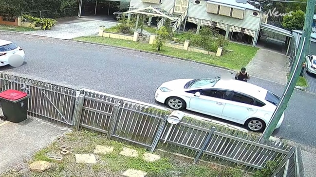 Incredible CCTV captures brazen daylight car theft