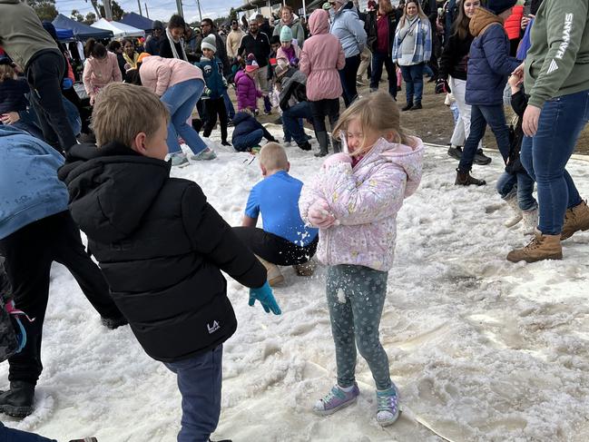 Winter wonderland thrills crowd for Snowflakes in Stanthorpe