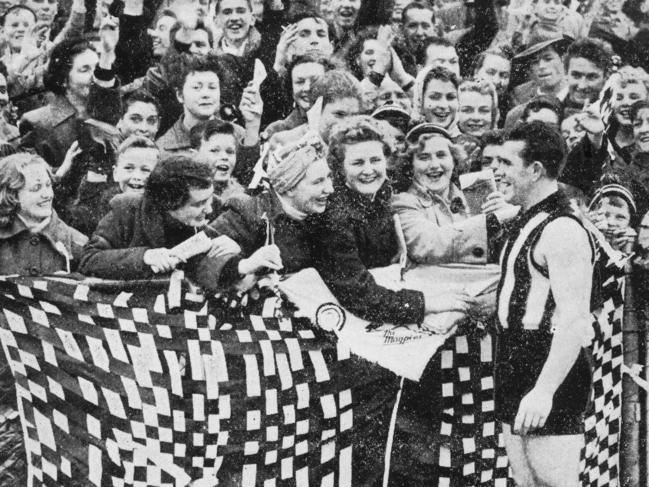 Lou Richards was given a champion’s send-off by football fans before the Collingwood-Fitzroy match. I 22nd August 1955.