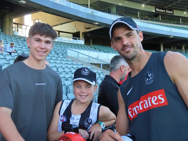 Alex Zegveld and Isobel Zegveld with Collingwood player Scott Pendlebury. Picture: Jon Tuxworth