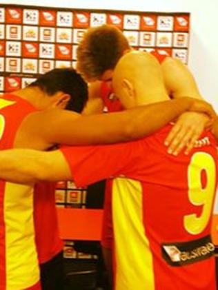 Gary Ablett leads players in a pre-game prayer.