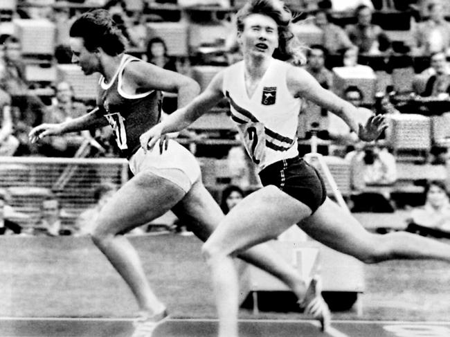 Athlete Raelene Boyle (R) losing to Renate Stecher in 200m final at 1972 Munich Olympic Games.