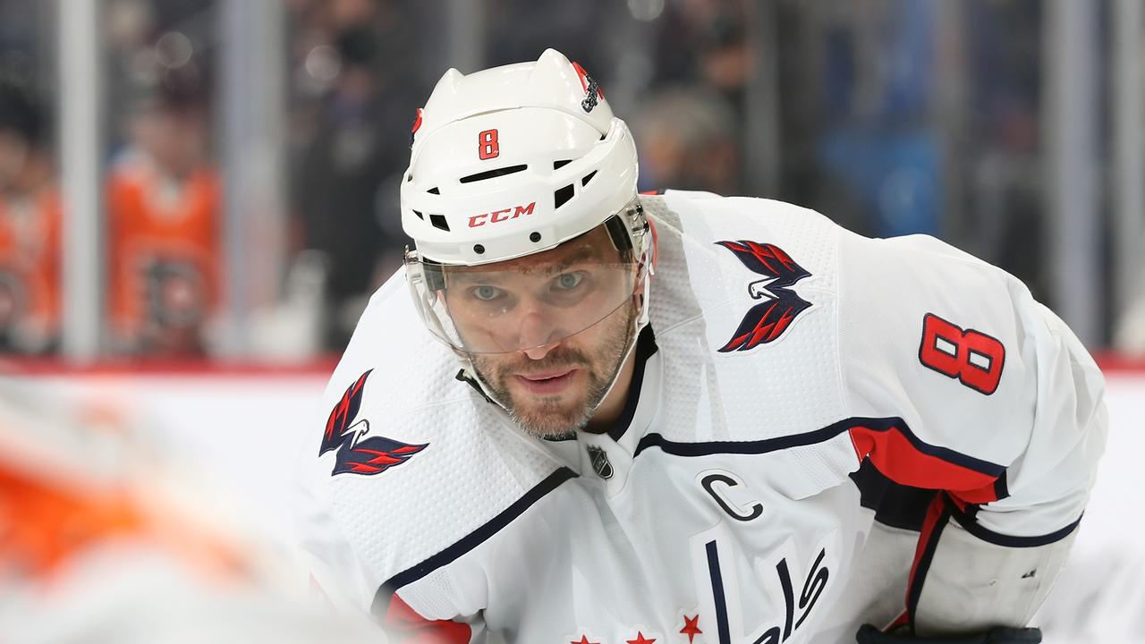 Capitals star Alexander Ovechkin keeps distance from media after