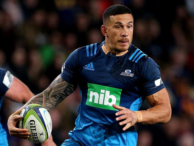 DUNEDIN, NEW ZEALAND - APRIL 08:  Sonny Bill Williams of the Blues makes a break during the round seven Super Rugby match between the Highlanders and the Blues on April 8, 2017 in Dunedin, New Zealand.  (Photo by Dianne Manson/Getty Images)