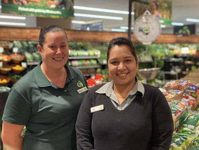 Woolworths Alice Springs employees Lauren Nelson (L) and Soni Bhinder. Picture: ALYCE MOKRZYCKI