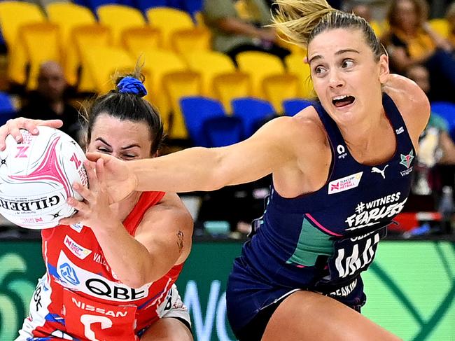 SUNSHINE COAST, AUSTRALIA - SEPTEMBER 08: Maddy Proud of the Swifts and Liz Watson of the Vixens challenge for the ball during the round 11 Super Netball match between the NSW Swifts and the Melbourne Vixens at University of Sunshine Coast Stadium on September 08, 2020 in Sunshine Coast, Australia. (Photo by Bradley Kanaris/Getty Images)