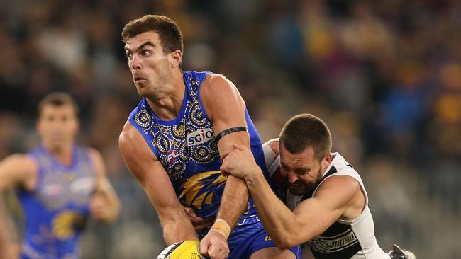 West Coast’s Scott Lycett looks to handball while being tackled by St Kilda’s Jarryn Geary in the round 11 AFL match between the Eagles and Saints at Optus Stadium. Picture: Paul Kane/Getty