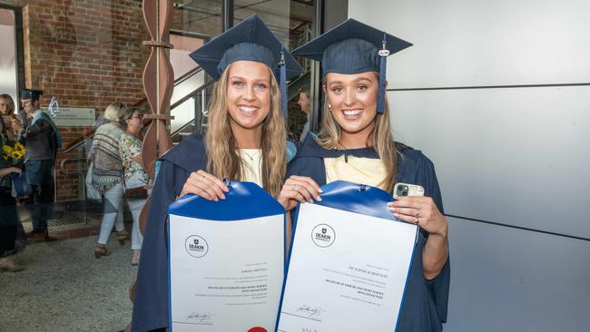 04-02-2025 Deakin Graduation Bachelor of Exercise and Sport Science, Sarah Arstall and Pip Robertson