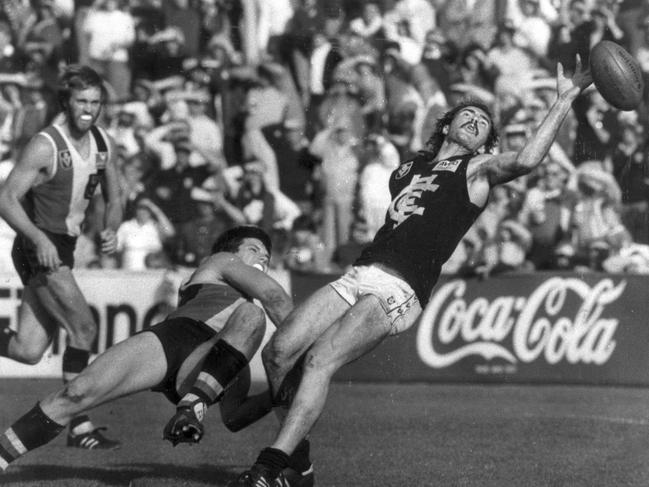 Hunter in action for Carlton against St Kilda.