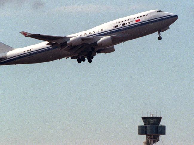 AUGUST 1, 2000 : Air China Boeing 747-400 aircraft leaves Sydney Airport after its take-off was delayed by power blackout in air traffic control tower, 01/08/00. Pic John Grainger. NSW / Aviation