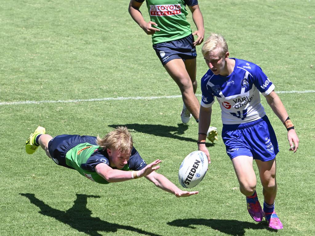 Bailey Logue dives for the ball as Jackson Winnett watches on. Picture: Martin Ollman