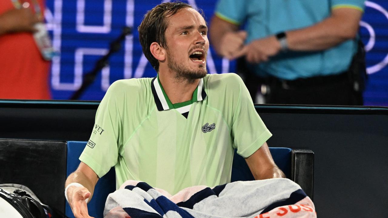 Russia's Daniil Medvedev argues with the umpire. Photo by MICHAEL ERREY / AFP.