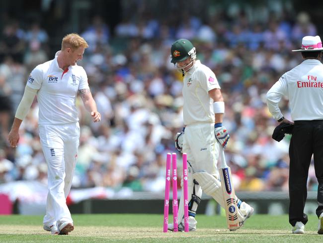 England's Ben Stokes (left) and Australia's Brad Haddin (centre) look at the stumps afer Stokes knocked the bails off while bowling.