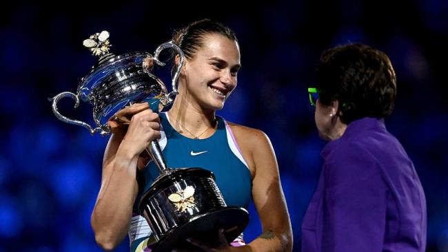 Aryna Sabalenka receives the Australian Open trophy from Billie Jean King. Photo: Manan Vatsyayana/AFP