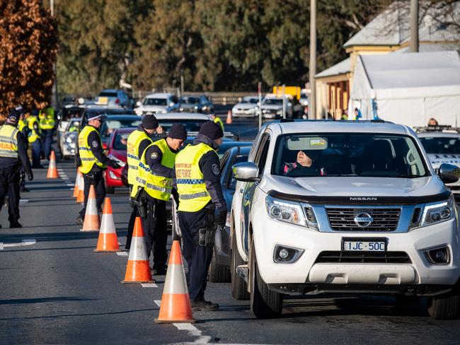 ALBURY, AUSTRALIA - NewsWire Photos JULY 08 2020:    Police road block on the NSW border in Albury. Traffic coming into Albury from Wodonga is backing up after the NSW Border was closed over night.Picture: NCA NewsWire / Simon Dallinger